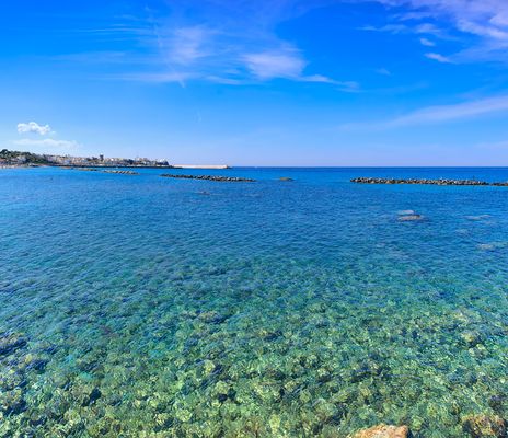 Blaues Meer auf der Insel Ischia