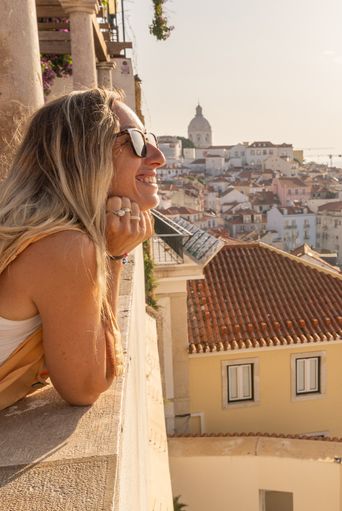 Frau blickt auf Lissabon