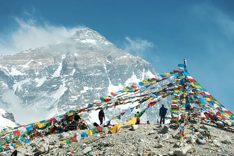 Gebetsfahnen im Himalaya mit Blick auf den Mount Everest