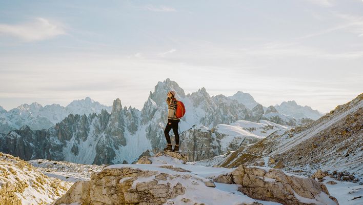 Frau bei einer winterlichen Wanderung in den Dolomiten, Italien