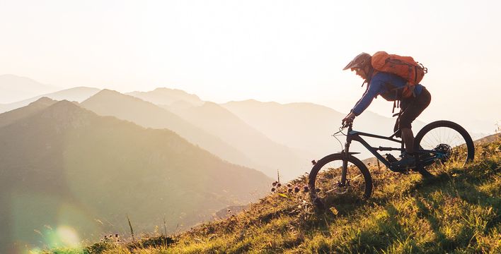 Frau beim Fahrradfahren in Italien