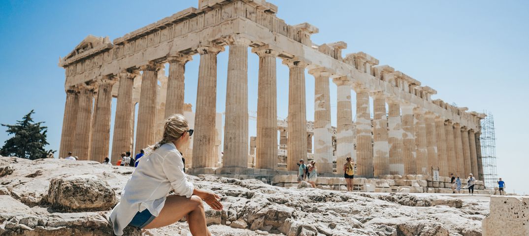 Frau vor der Akropolis in Griechenland