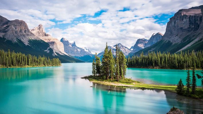 Landschaft mit See, Bergen und Wald im Jasper Nationalpark in Kanada