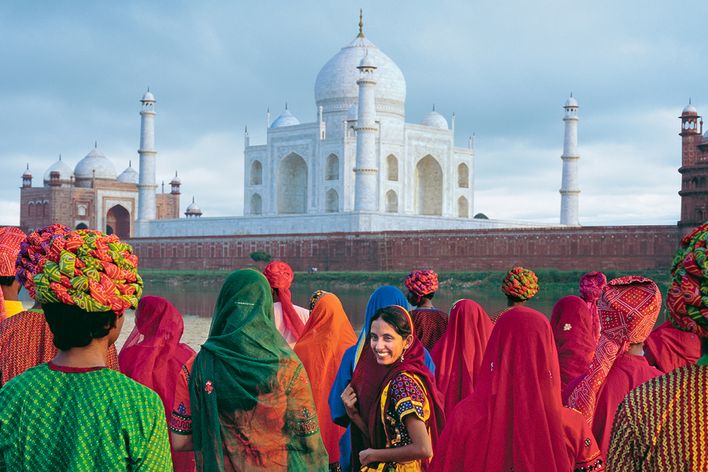 Gruppe von Menschen vor Taj Mahal