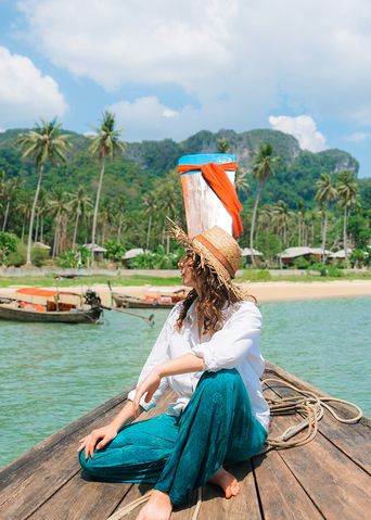 Frau auf Boot in Thailand, Asien