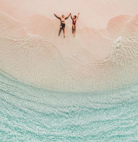 Paar am Strand Hand halten