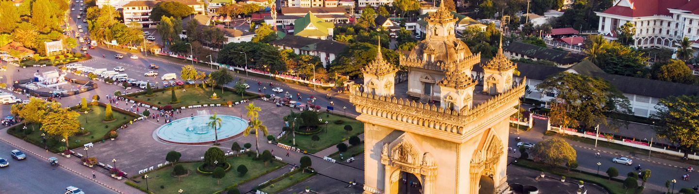 Luftaufnahme von Vientiane mit Tempeln, Fluss und Stadtstruktur
