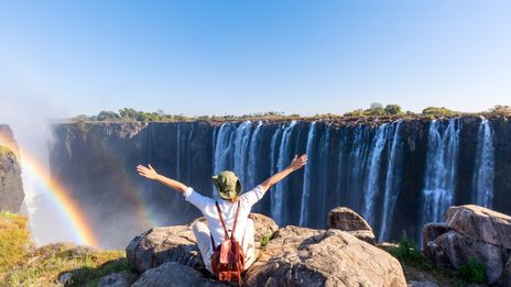 Frau mit Blick auf die Victoria Falls