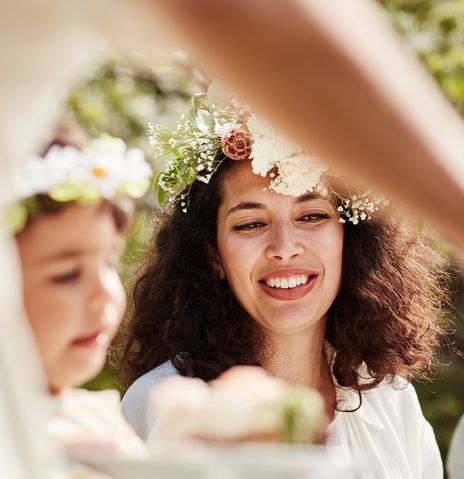 Menschen mit Blumenkränzen feiern Midsommer