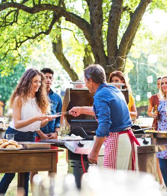 Eine Gruppe Menschen grillen gemeinsam