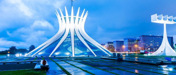Kathedrale von Brasília mit moderner Architektur bei Nachtbeleuchtung