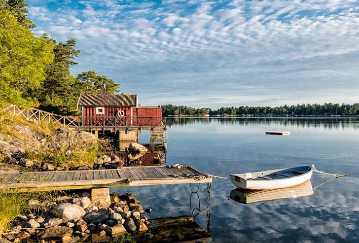Ein See in Schweden mit Haus und Boot