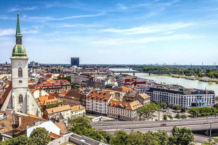 Blick über die Dächer der Stadt Bratislava auf den Fluss Donau, Slowakei