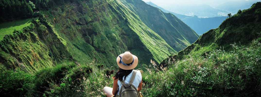 Frau genießt Ausblick auf den Azoren