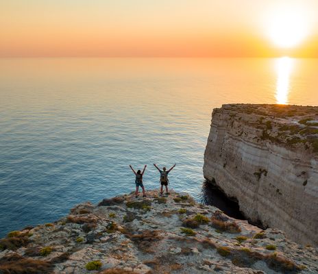 Paar beim Wandern auf Malta