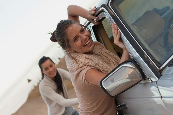 Frauen bei einer Autopanne