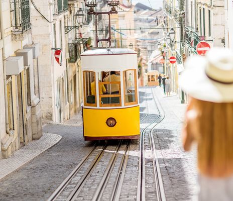 Frau vor einer Straßenbahn in Lissabon