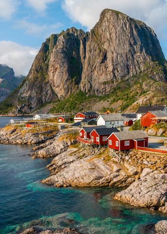 Blick auf rote Häuser auf den Lofoten-Inseln