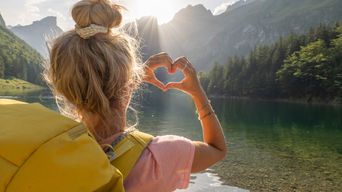 Frau formt Herz mit Händen