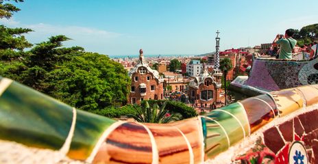 Blick über die Mosaik-Balustrade des Park Güell auf die Gaudi-Häuser und die Landschaft in Barcelona, Spanien
