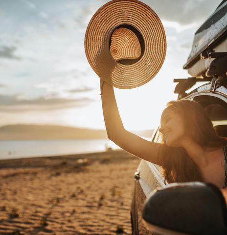Frau sitzt in einem Mietwagen