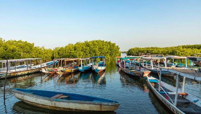 Boote auf Fluss in Gambia