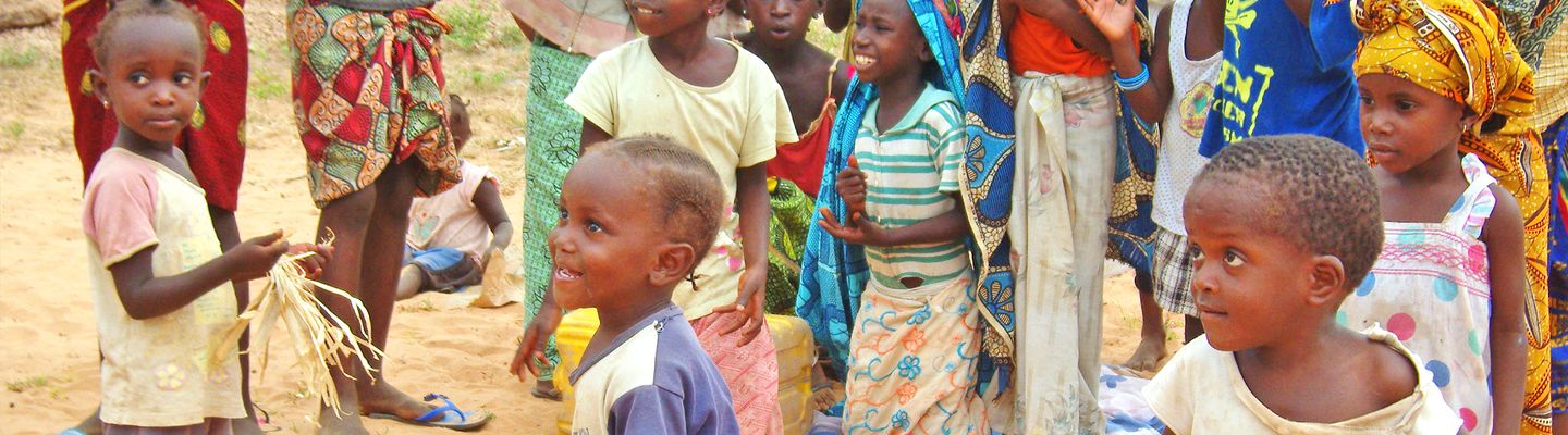 Kinder spielen in Gambia