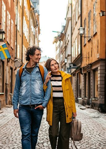 Paar spaziert durch Stockholm in Schweden