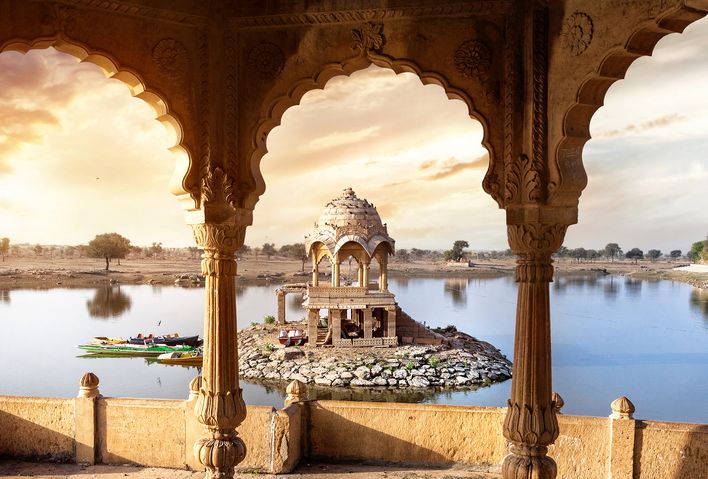 Tempel am Seeufer in Rajasthan bei Sonnenuntergang