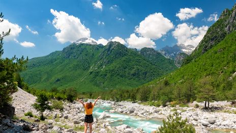 Frau am Fluss in Albanien