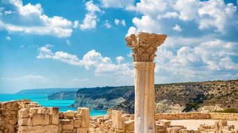 Antike Ruinenstätte bei Limassol auf Zypern mit freistehender Säule und Blick auf das Meer
