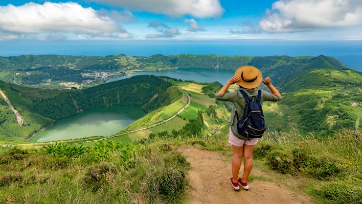 Frau beim Wandern auf den Azoren