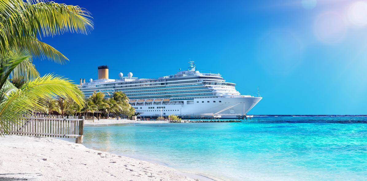 Kreuzfahrtschiff am Karibik-Strand