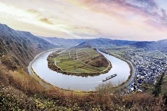 Panoramablick auf die Moselschleife bei Bremm mit Weinbergen, Mosel und umliegender Landschaft