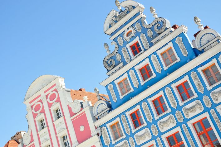 Blick auf Bürgerhäuser in Stettin mit bunter Fassade und blauem Himmel