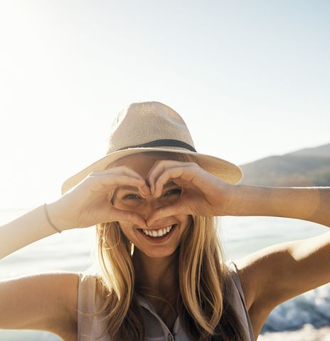 Frau formt Herz mit den Händen