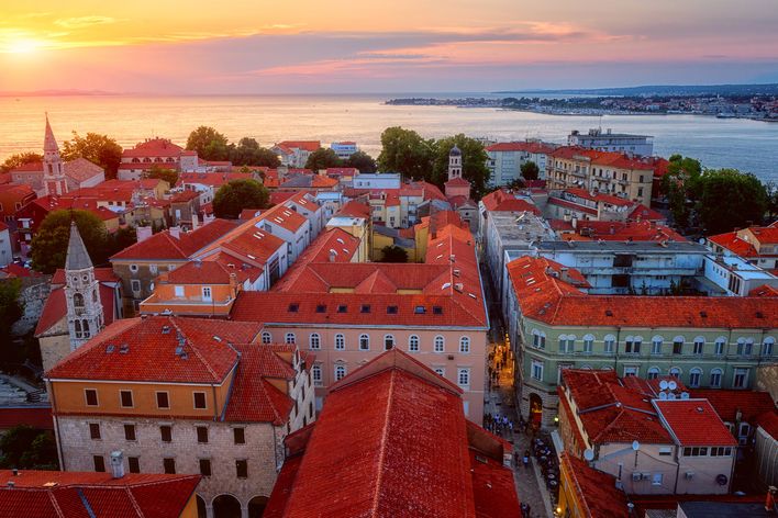 Luftaufnahme mit Blick auf die Dächer von Zadar bei Sonnenuntergang