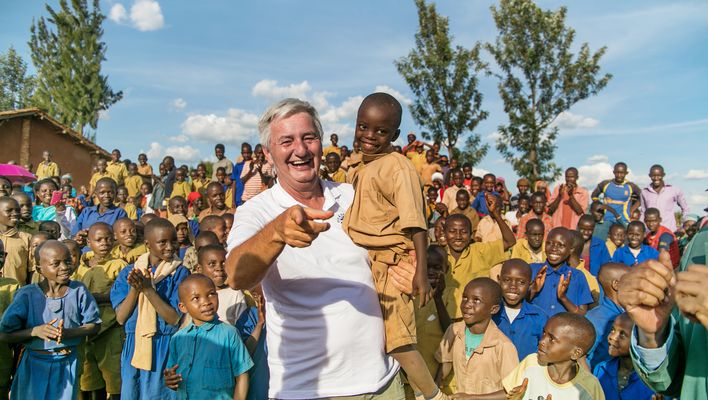 Reiner Meutsch in einer Schule in Afrika