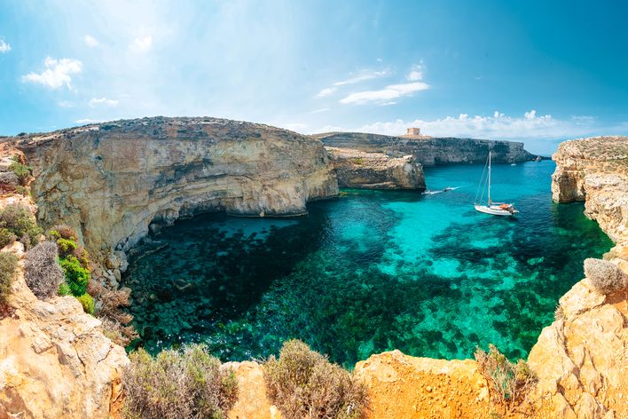 Blick über die beliebte, in Blautönen schimmernde Blue Lagoon auf Comino, Malta