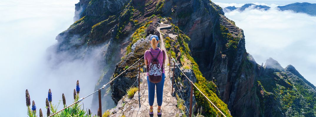 Frau beim Wandern auf Madeira