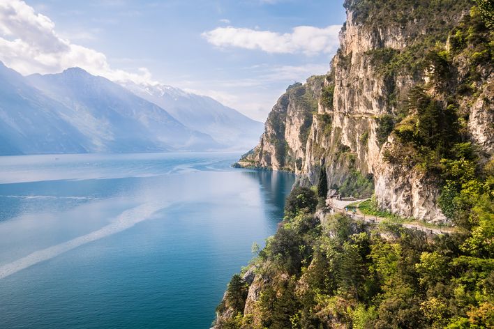 Blick auf die Ponale-Straße am Gardasee mit steilen Felswänden