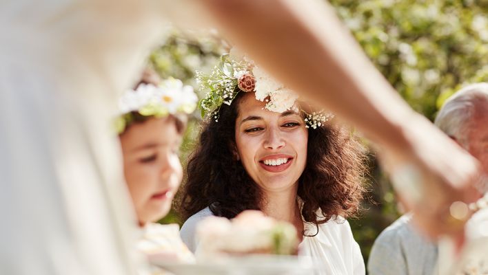 Frauen beim Midsommar in Schweden