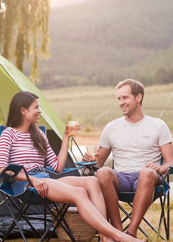 Familie beim Camping