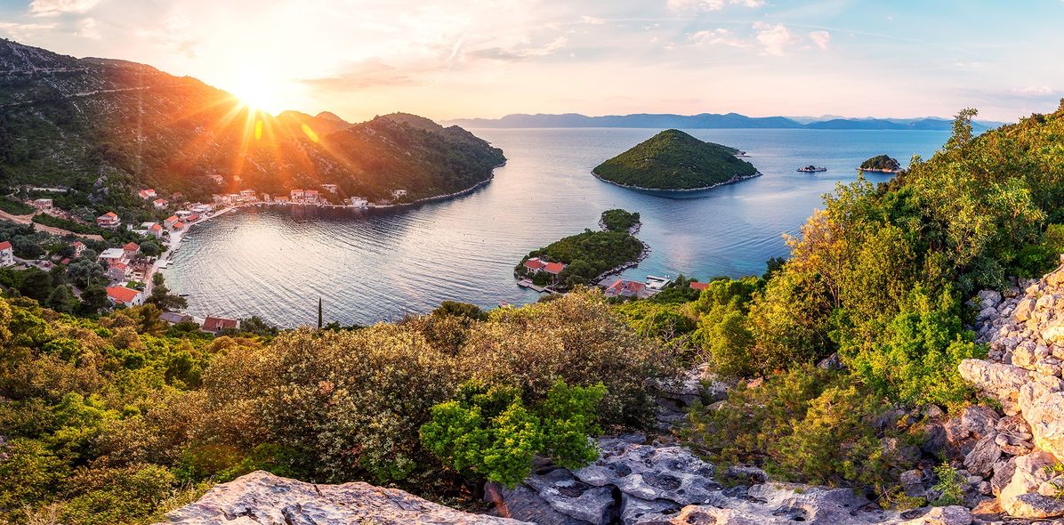 Sonnenuntergang über Bucht in Kroatien