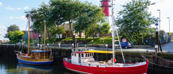 Schiffe im Hafen von Büsum an der Nordsee