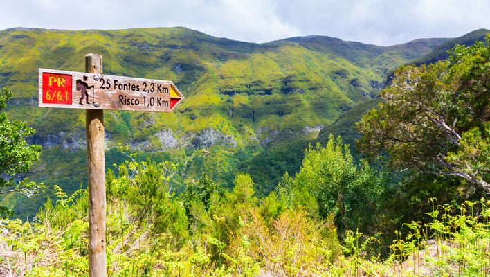 Ein Wanderschild auf Madeira