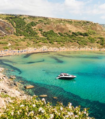 Blick über den Strand in der Ghajn Tuffieha Bay auf Malta