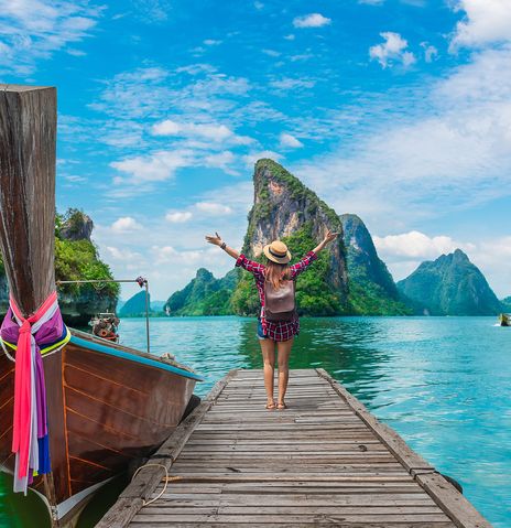 Eine Frau auf dem Steg auf der Insel Phangnga in Thailand