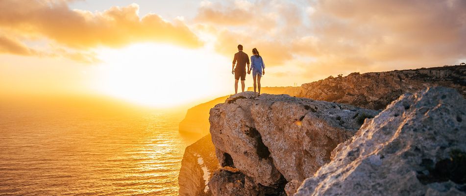 Ein Paar auf einem Felsen auf der Insel Malta