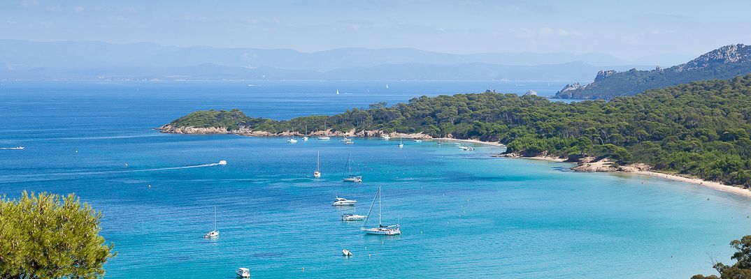 Bucht bei der Insel Porquerolles mit Segelbooten und klarem Mittelmeerwasser